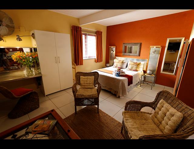 1,629M² GUESTHOUSE FOR SALE IN WEST ACRES EXT 2